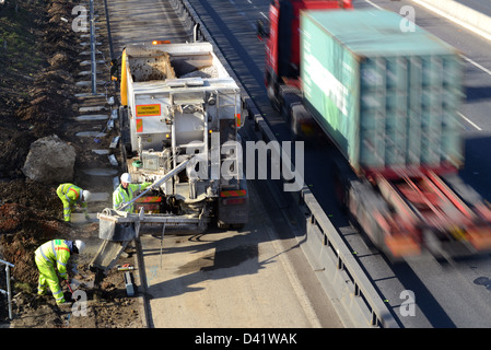 Camión entrega de cemento a los trabajadores de la construcción que trabajan en la actualización M62 Leeds, Yorkshire, Reino Unido