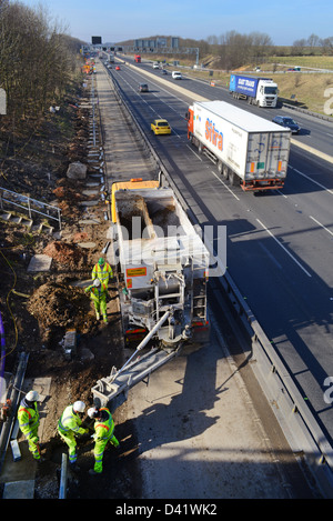 Camión entrega de cemento a los trabajadores de la construcción que trabajan en la actualización M62 Leeds, Yorkshire, Reino Unido