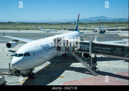 South African Airways Airbus A340 en un stand en el Aeropuerto Internacional de Ciudad del Cabo Sudáfrica SAA pasajero jet de largo alcance Foto de stock