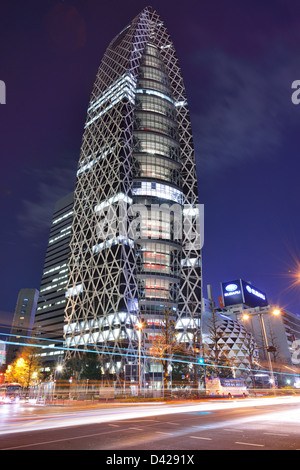 Mode Gakuen Tower, un rascacielos compuesto de instituciones de enseñanza superior, en Shinjuku Ward, Tokio, Japón.