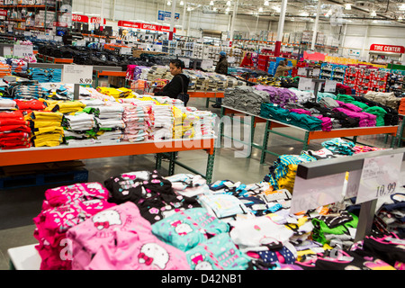 Los clientes de compras en la secci n de ropa de un Costco