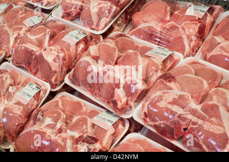 Productos de carne de cerdo en la pantalla en un Costco Wholesale Warehouse Club.