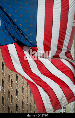 Bandera americana ondeando en el viento, la 6ª Avenida, Manhattan, Nueva York, EE.UU. Foto de stock