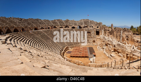 Magnífico anfiteatro desde tiempos antiguos en la región de Antalya, Turquía. Foto de stock