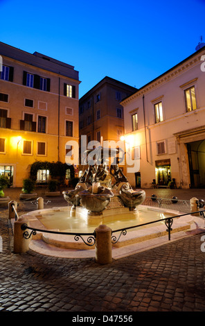 Italia, Roma, Ghetto judío, Piazza Mattei, fuente de tortugas Foto de stock