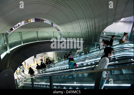 Arquitectónicas Modernas escaleras de entrada del metro subterráneo línea Fukutoshin en Shibuya, Tokio, Japón.