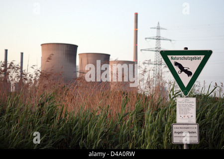 Werne, Alemania, el signo de una reserva natural y el Gersteinwerk de RWE Power AG Foto de stock