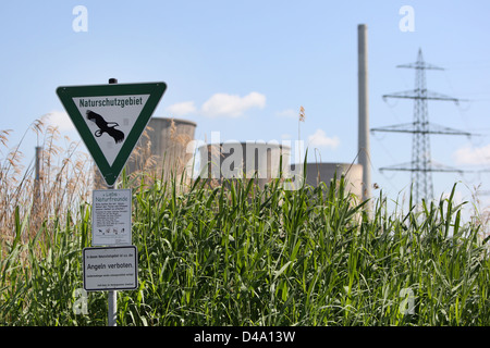Werne, Alemania, el signo de una reserva natural y el Gersteinwerk de RWE Power AG Foto de stock