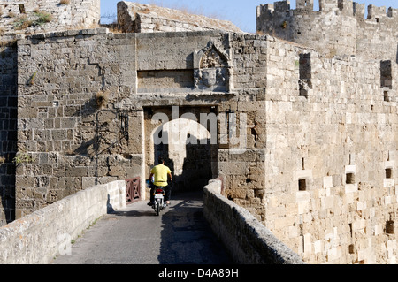 Rodas, Grecia. Puerta de San Athanasios construido entre 1441 y 1442 y una de las 11 puertas que dan acceso al casco antiguo. Foto de stock