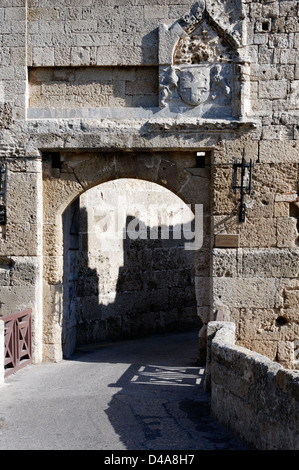 Rodas, Grecia. Puerta de San Athanasios construido entre 1441 y 1442 y una de las 11 puertas que dan acceso al casco antiguo. Foto de stock
