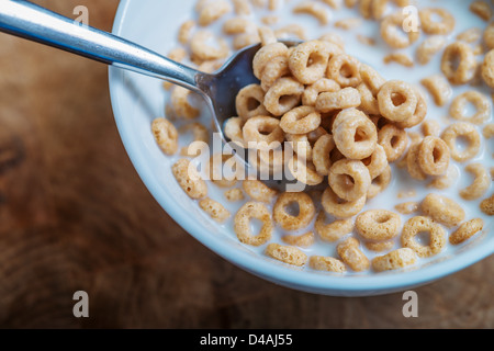 Un tazón de desayuno Cheerios con leche Fotografía de stock - Alamy