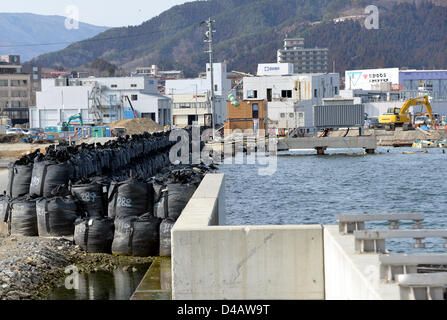 Marzo 9, 2013, Kesennuma, Japón - continúan los esfuerzos de reconstrucción en este puerto pesquero de Kesennuma, Prefectura de Miyagi, el 9 de marzo de 2013, casi dos años después de que el puerto fue devastada en el 11 de marzo diaster. Hace dos años, el 11 de marzo, el terremoto de magnitud 9,0 y posterior tsunami azotó la región noreste del país, dejando más de 15.000 muertos y devasta amplias fajas de ciudades y aldeas costeras. (Foto por Natsuki Sakai/AFLO) Foto de stock