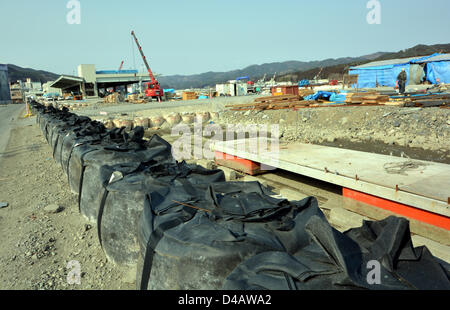 Marzo 9, 2013, Kesennuma, Japón - continúan los esfuerzos de reconstrucción en este puerto pesquero de Kesennuma, Prefectura de Miyagi, el 9 de marzo de 2013, casi dos años después de que el puerto fue devastada en el 11 de marzo diaster. Hace dos años, el 11 de marzo, el terremoto de magnitud 9,0 y posterior tsunami azotó la región noreste del país, dejando más de 15.000 muertos y devasta amplias fajas de ciudades y aldeas costeras. (Foto por Natsuki Sakai/AFLO) Foto de stock