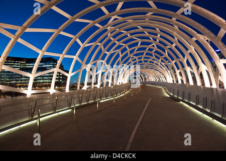 La Webb Bridge iluminado en la penumbra. Melbourne, Victoria, Australia Foto de stock