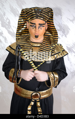 Un muchacho de 10 vestidos como un Faraón Foto de stock