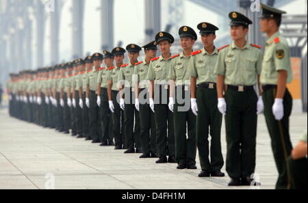 La policía paramilitar se alinean en frente del Estadio Nacional, mejor conocido como el nido de pájaros, ahaed de Juegos Olímpicos 2008 en Beijing, China, 06 de agosto de 2008. Fotografía: Jens Buettner ###dpa###