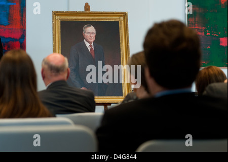 Berlín, Alemania, Ciudadano Honorario-retrato del ex presidente de Estados Unidos George W. Bush en la casa Foto de stock