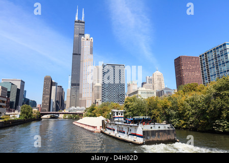 El tráfico fluvial sobre el brazo sur del Río Chicago, Willis Tower domina el horizonte, Chicago, Illinois, EE.UU.