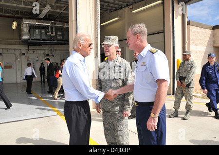 Vicepresidente Biden saluda a US Coast Guard Almirante y General de la fuerza aérea estadounidense en Haití exposiciones Foto de stock