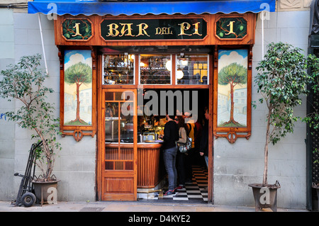Barcelona, Cataluña, España. Bar del Pi en la Plaça Sant Josep Oriol. Invierno Foto de stock