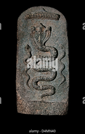 Snake Cobra fertilidad embarazadas que desean concebir Nagakkal piedras piedra India Hindu Foto de stock