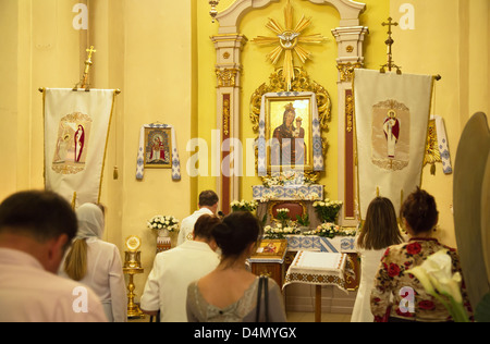 Lviv, Ucrania, creyentes en un servicio en la iglesia ante el icono de la Madre de Dios