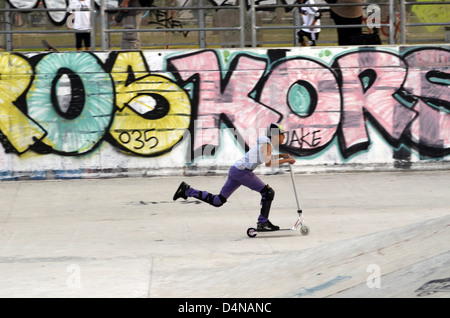 Israel, Tel Aviv, Yad Eliyahu, Urban extreme sport park. Macho joven realizando acrobacias con roller blades Foto de stock