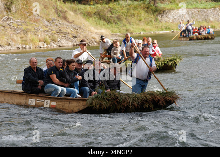 Rafting Dunajec, en el Parque Nacional Pieniny, Polonia. Foto de stock