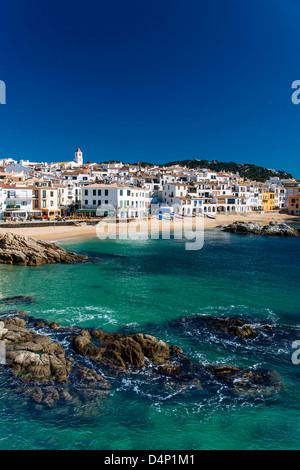 El pintoresco pueblo con mar de Calella de Palafrugell, Costa Brava, Cataluña, España Foto de stock