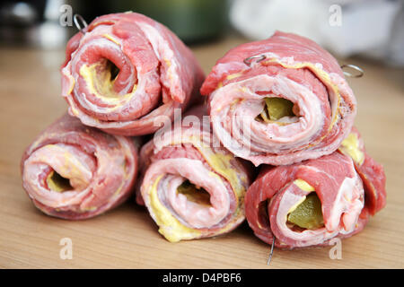 Carne de vacuno envueltos con panceta, mostaza, pepinillo y cebolla - rollos de ternera Foto de stock