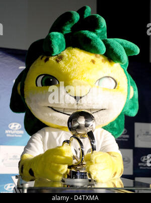 Muñeco Zakumi mascota presenta el Premio al Mejor Jugador Joven de la Copa Mundial de la FIFA 2010 en Ciudad del Cabo, Sudáfrica, 02 de diciembre de 2009. El premio está patrocinado por Hyundai. Foto: Bernd Weissbrod Foto de stock