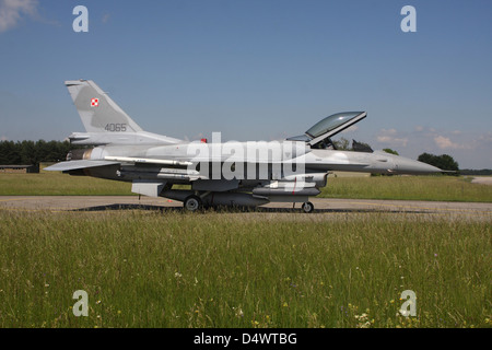 La Fuerza Aérea polaca F-16C Block 52 aviones con tanques de combustible conformados y de francotiradores, aeródromo de Lechfeld barquilla, Alemania. Foto de stock