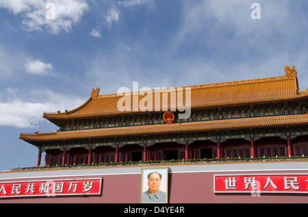 China, la Ciudad Prohibida de Beijing. Puerta de la paz celestial con el retrato de Mao, la entrada a la Ciudad Prohibida de la plaza de Tiananmen. Foto de stock