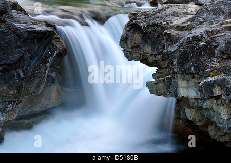 Codo Falls, Bragg Creek, Alberta, Canadá. Este es un primer plano del flujo del agua. Foto de stock