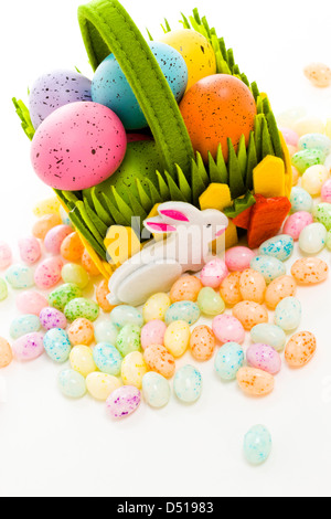 Pintado en fensy cesta de huevos de Pascua.