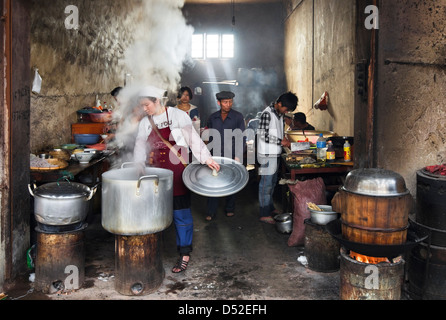 Mercado Yuanyang puesto de comida en la provincia de Yunnan, en China