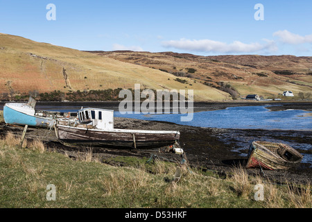 En el Loch Harport barcas varadas en la Isla de Skye, en Escocia. Foto de stock