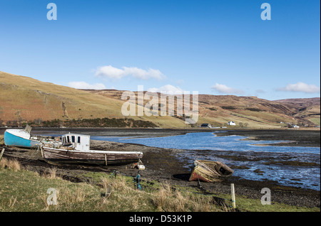 Barcas varadas en el Loch Harport en Carbost en la Isla de Skye, en Escocia. Foto de stock