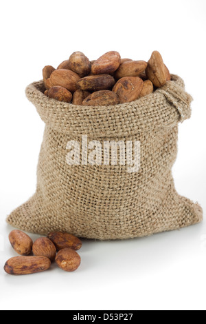 Cacao en grano en bolsa de arpillera Foto de stock
