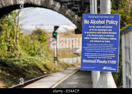Un cartel en una estación de ferrocarriles ni advertencia contra la posesión de alcohol. Foto de stock