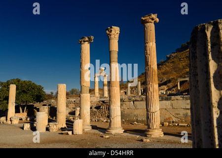 Los templos de la diosa Roma y César divino con prytaneion en las ruinas de la antigua éfeso turquía Foto de stock