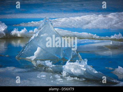 Hoja triangular de hielo en la parte superior del Lago Klamath en el sur de Oregon Foto de stock