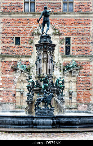 Estatuas sobre la fuente de la entrada al Castillo de Frederiksborg, Hillerod, Dinamarca Foto de stock