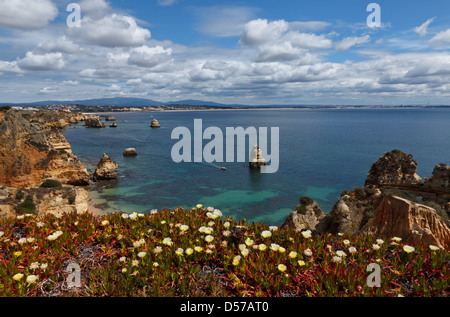 Hermosa vista desde la costa del Algarve, Portugal Foto de stock
