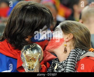 Dos partidarios de Chile beso en el stand antes de la Copa Mundial de la FIFA 2010 Grupo H partido entre Chile y España en el estadio Loftus Versfeld en Pretoria, Sudáfrica, 25 de junio de 2010. Foto: Marcus Brandt dpa - Consulte http://dpaq.de/FIFA-WM2010-TC +++(c) dpa - Bildfunk+++