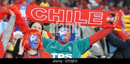 Los partidarios de Chile conmemoran en el stand antes de la Copa Mundial de la FIFA 2010 Grupo H partido entre Chile y España en el estadio Loftus Versfeld en Pretoria, Sudáfrica, 25 de junio de 2010. Foto: Marcus Brandt dpa - Consulte http://dpaq.de/FIFA-WM2010-TC +++(c) dpa - Bildfunk+++