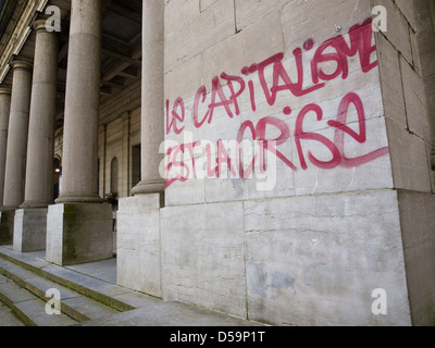 Lema en idioma francés: el capitalismo es crisis en la pared de un Museo de Bruselas.