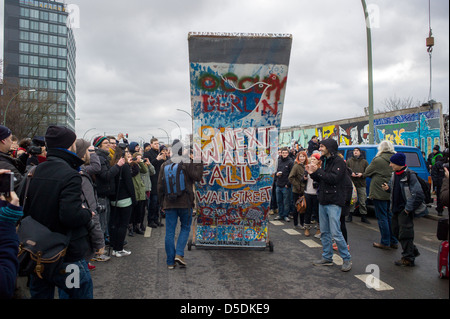 Berlín, Alemania, los manifestantes, con un segmento de pared de papier-maché Foto de stock