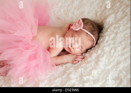 Bebé recién nacido niña con ropa de punto rosa y un floral accesorio para  la cabeza Fotografía de stock - Alamy