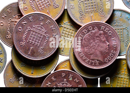 Montón de monedas de céntimo, UK, sobre fondo blanco.